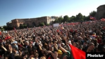 Вірменія: десятки тисяч мітингарів вийшли на вулиці через демаркацію кордону з Азербайджаном
