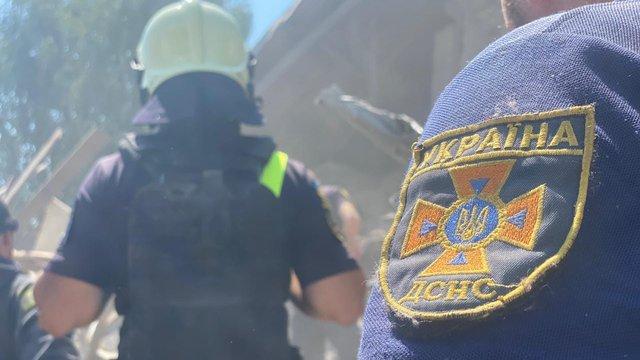 У Київській області внаслідок падіння уламків ворожого дрона загорівся приватний будинок, повідомляє ДСНС.