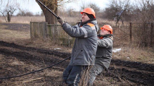 Енергетики мають намір повернути електропостачання в Херсонську та Миколаївську області протягом кількох годин, повідомляє "Укренерго".