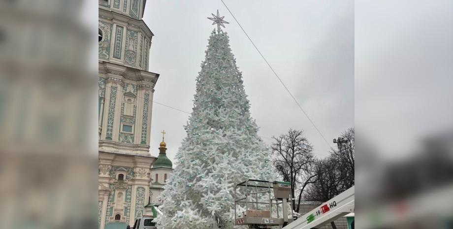 Blue balloons, garlands, and a "budget-friendly" approach: what surprises await at Ukraine's main Christmas tree in 2025?