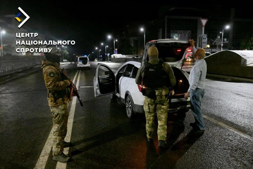 Захватчики на ВОТ Украины вводят специальные пропуска для гражданских автомобилей, сообщает Сопротивление.