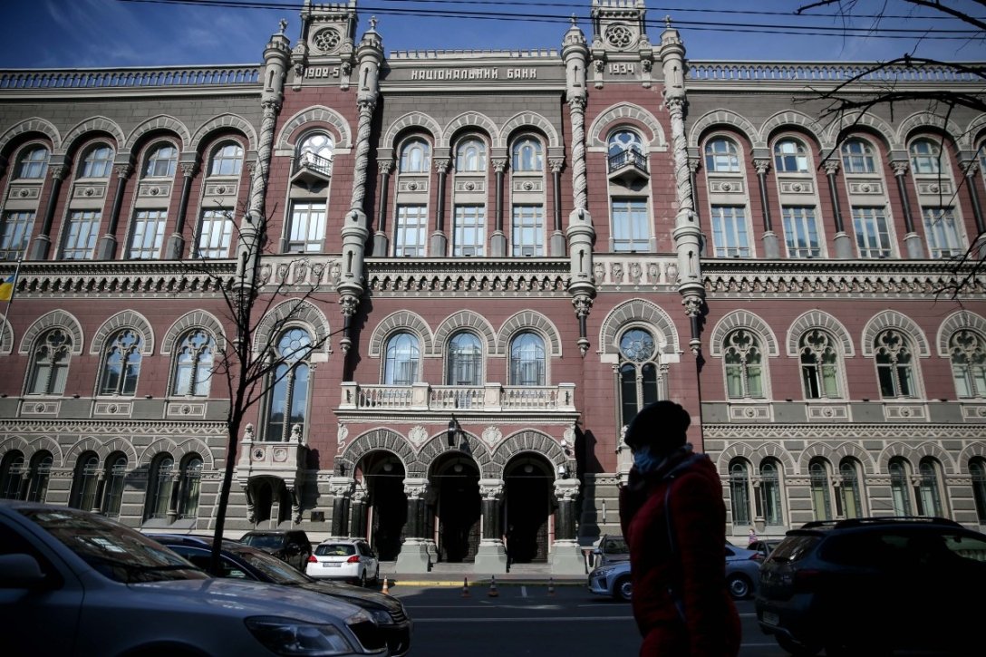 Три последние недели декабря и первые две января объем интервенций НБУ превышал $1 млрд.