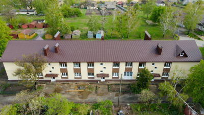 Пошкоджену росіянами двоповерхівку відремонтували на Бучанщині (ФОТО)